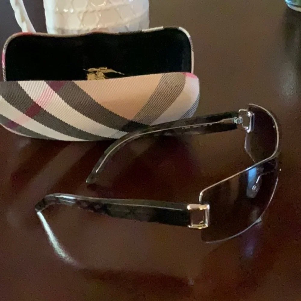 Burberry Women’s Sunglasses W/Case - Picture 2 of 4
